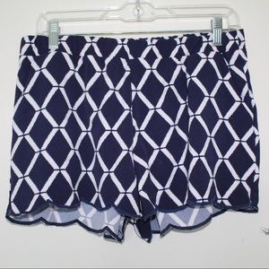 Scallop trim shorts